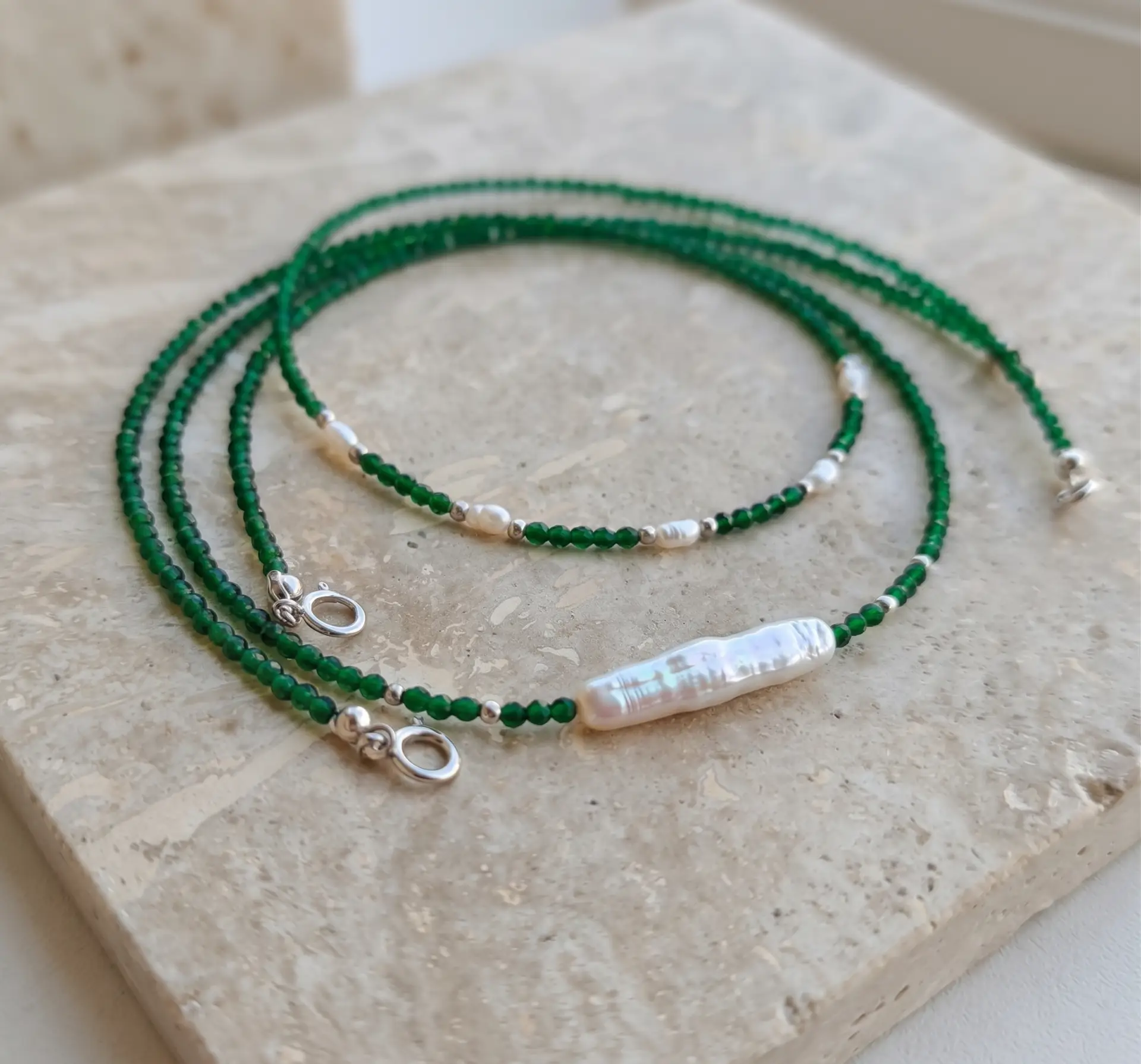 colier Colier Choker Boho-Elegant din Smarald Hidrotermal și Perlă Baroc Unică - imagine 1