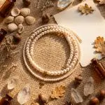 Set Coliere Boho-Chic din Perle Naturale și Detalii Aurii – Eleganță în Straturi