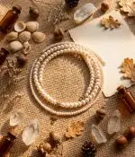 Set Coliere Boho-Chic din Perle Naturale și Detalii Aurii – Eleganță în Straturi